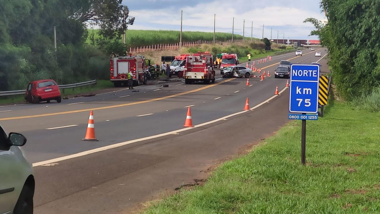 Foto 4 de 16 — Colisão entre 3 veículos provoca morte na SP-255